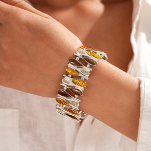 Bracciale a goccia color ambra con montatura in argento e dettagli in piccoli zirconi