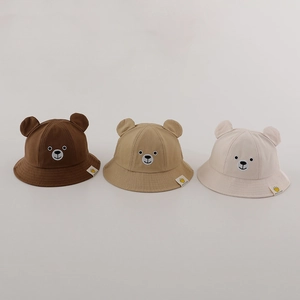 Trois chapeaux bob pour enfants en coton avec oreilles d'ours en marron, kaki et crème