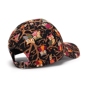 Vue arrière d'une casquette de baseball tendance avec imprimé hibou et boucle métal