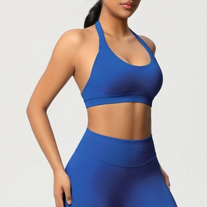 Détail de l'ensemble brassière de sport sans couture bleu roi et legging de yoga taille haute