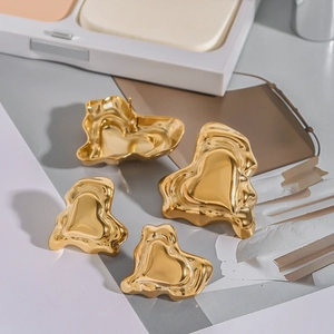 Boucles d'oreilles cœur en or 18k style liquide irrégulier avec texture de lave