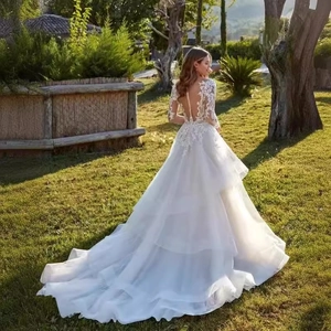 Robe de mariée élégante en dentelle dos nu avec manches longues et traîne en tulle