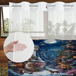 Dettaglio della tenda da doccia impermeabile con stampa foresta e occhielli in metallo