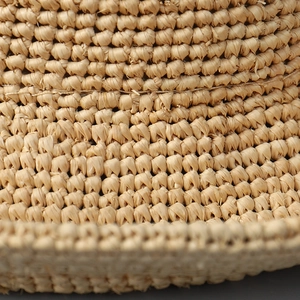 Elegante cappello di paglia rafia fatto a mano con intricato motivo a trama all'uncinetto