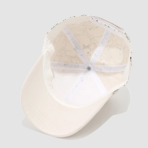 Dettaglio dell'interno del cappellino con fodera stampata a orsetto e cuciture rifinite