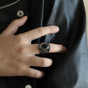 Relieve detallado del Ojo de la Providencia en el anillo punk con piedra negra para hombre