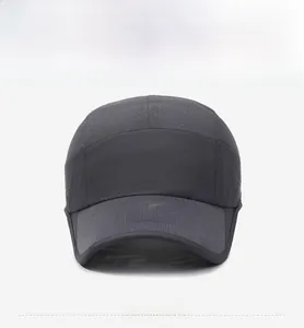 Détail d'une casquette gris foncé avec trous découpés au laser et panneaux en maille