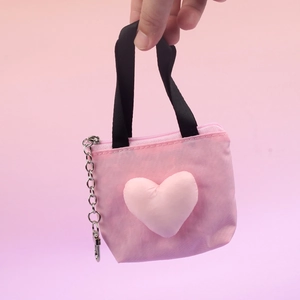 Llavero mini bolsa de compras rosa con corazón, asas de cinta negra y cadenilla