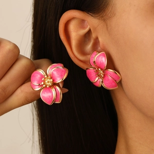 Ohrstecker in Blumenform aus rosa Emaille mit Goldrand und doppellagigen Blütenblättern