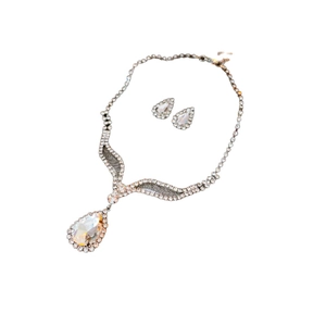 Elegantes silbernes Schmuckset mit einer Tropfen-Kristallkette und passenden Ohrsteckern