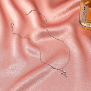 Collana con ciondolo a spada d'argento su seta rosa con boccetta di profumo decorativa