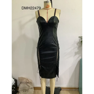 Détail d'une robe en cuir PU noir avec lacets croisés réglables sur le côté