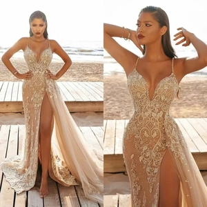 Robe de soirée champagne en dentelle pailletée avec col en V et fente latérale élégante