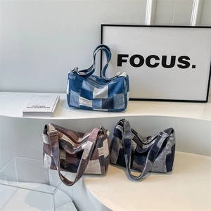 Trois sacs bandoulière en denim avec patchwork à carreaux bleu, marron et noir