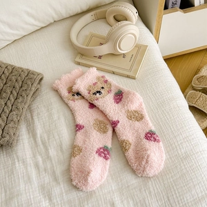 Rosa Korallenfleece-Socken mit süßen Bären- und Erdbeermustern für warme Wintertage