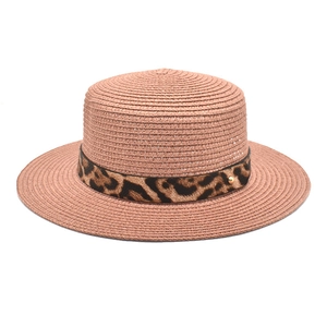 Dettaglio cappello di paglia rosa loto con nastro leopardato e fibbia dorata tonda