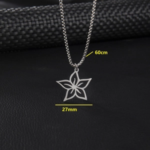 Collier à pendentif fleur évidée en acier inoxydable avec chaîne serpent de 60cm