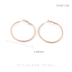 Details von 40x2mm roségoldenen Edelstahl-Ohrringen mit Streifentextur und Gewichtsangaben
