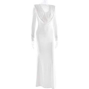 Détail d'une robe de soirée blanche longue avec col bénitier et drapé style cape chic
