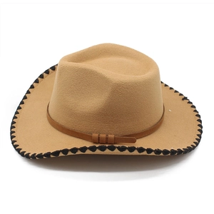 Détail du chapeau de cow-boy en feutre de laine avec coutures tressées et bande en cuir