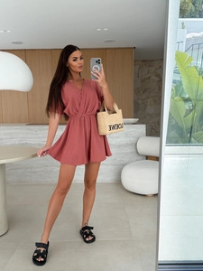 Tuta corta chic con scollo a V e vita stretta in tessuto rosso mattone per l'estate