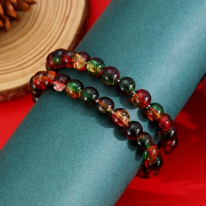 Kerst kralenarmbanden met rode en groene kristallen kralen op donkergroene standaard