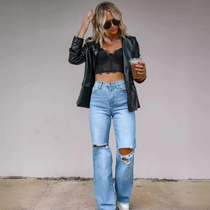 Tenue femme avec blazer noir en similicuir, haut en dentelle et jean large déchiré