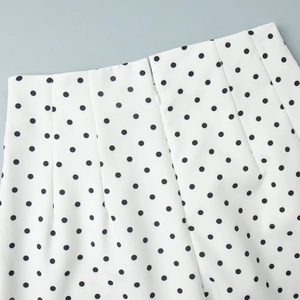 Détail du pantalon à pois avec fermeture éclair invisible et taille plissée chic