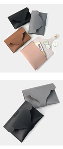 Gros plan du petit portefeuille en cuir PU avec texture litchi et fermoir à pression
