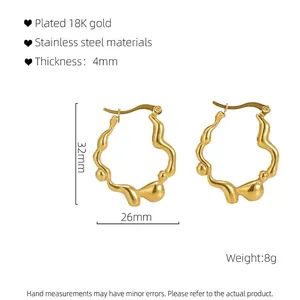 Détail des boucles d'oreilles ondulées irrégulières plaquées or 18 carats avec mesures