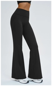 Détail du pantalon de yoga évasé à taille haute avec une large ceinture et coupe mince