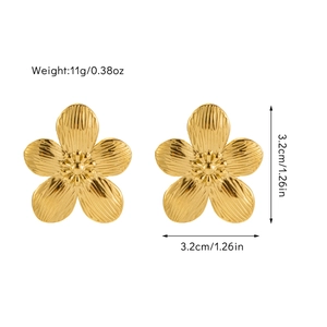Detailed size and weight view of gold flower earrings with vertical textured petals
