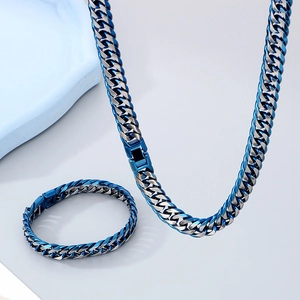 Détail de l'ensemble chaîne cubaine bleu et argent avec fermoir pliant pour hommes