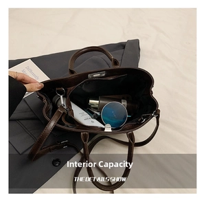 Capacité interne du grand sac cabas en cuir marron foncé montrant le rangement de produits
