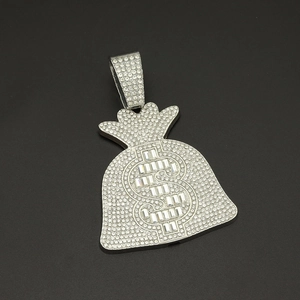 Vue détaillée du pendentif sac d'argent argenté avec cristaux et signe dollar