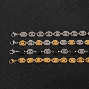 Détail de maillons grain de café en acier inoxydable en argent, or et noir