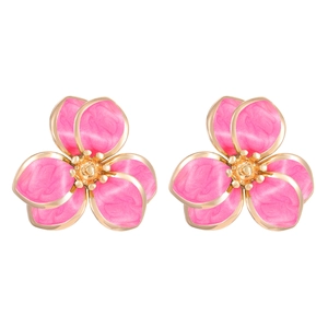 Elegante goldene Ohrstecker mit rosa emailliertem dreiblättrigem Blumendesign für Damen