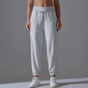 Détail de la taille haute élastique avec cordon de serrage sur ce jogging gris