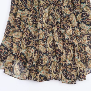 Robe longue à motif paisley orange et marron, style bohème avec plis élégants