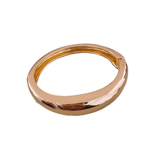 Bracelet jonc minimaliste en métal or rose avec finition brillante et fermoir charnière