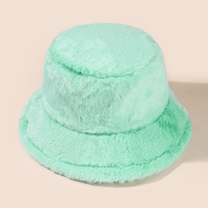 Gros plan du chapeau bob peluche vert menthe montrant la texture douce de la fausse fourrure