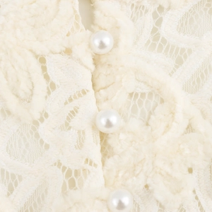 Robe élégante en dentelle blanche avec manches cloche, boutons perles et ceinture nouée