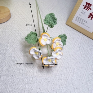 Handmade crochet pansy bouquet with dimensions 42cm length and 4cm width detail