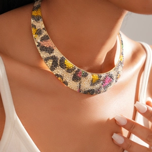 Dettaglio della collana in resina leopardata con strass colorati indossata dal modello