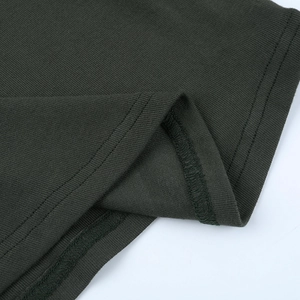 Détail du tissu en maille côtelée vert foncé et de la couture double aiguille à l'ourlet
