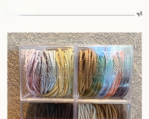 Détail de 50 élastiques à cheveux tressés haute élasticité en boîte transparente