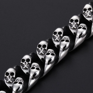 Bracciale da uomo punk in acciaio inossidabile con teschi e finitura metallica lucida