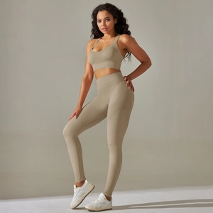 Detailansicht der Strickstruktur des atmungsaktiven Yoga-Sets aus Leggings und BH
