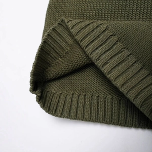 Set in maglia verde con maglione e gonna corta con trama a trecce e bordi a costine
