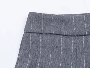 Vue détaillée de la texture du tissu à rayures gris-bleu et des coutures de haute qualité
